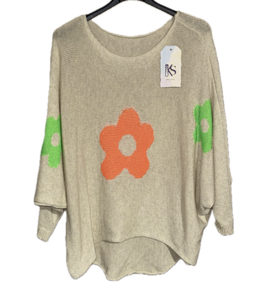 Prachtige fijn gebreide creme kleurige trui met bloemen